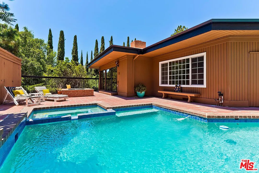 2074 Mount Olympus Dr, Los Angeles, CA 90046